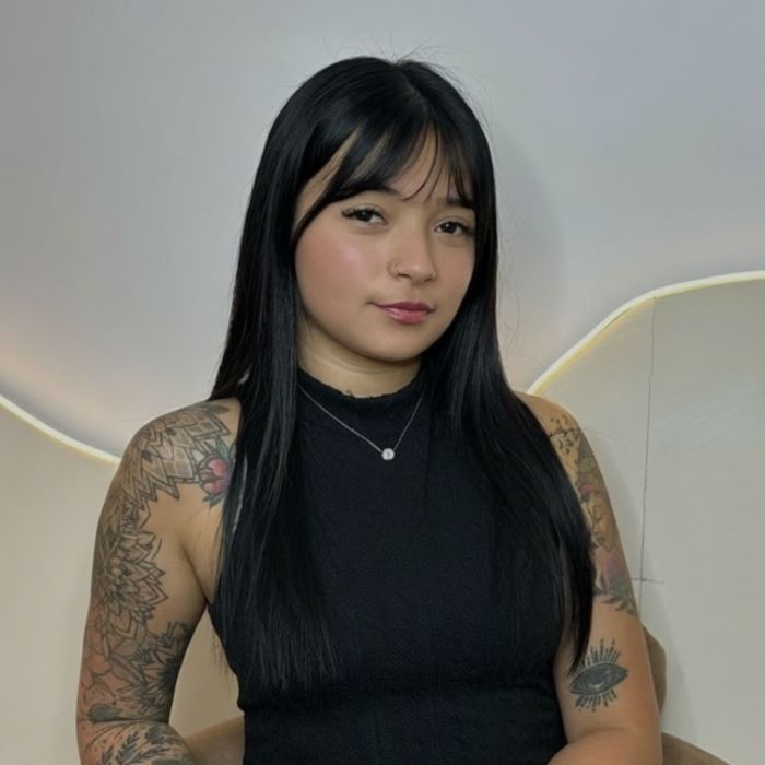 Diseño de cejas con técnica profesional en Macias Company
